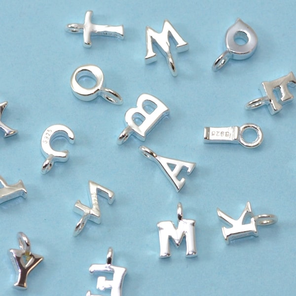 Petites lettres en argent sterling 925 , breloques alphabet . Initiales solides 925 authentiques