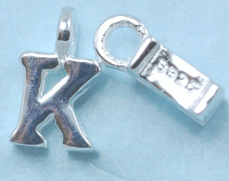 Petites lettres en argent sterling 925 , breloques alphabet . Initiales solides 925 authentiques K