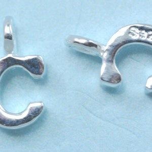 Petites lettres en argent sterling 925 , breloques alphabet . Initiales solides 925 authentiques C