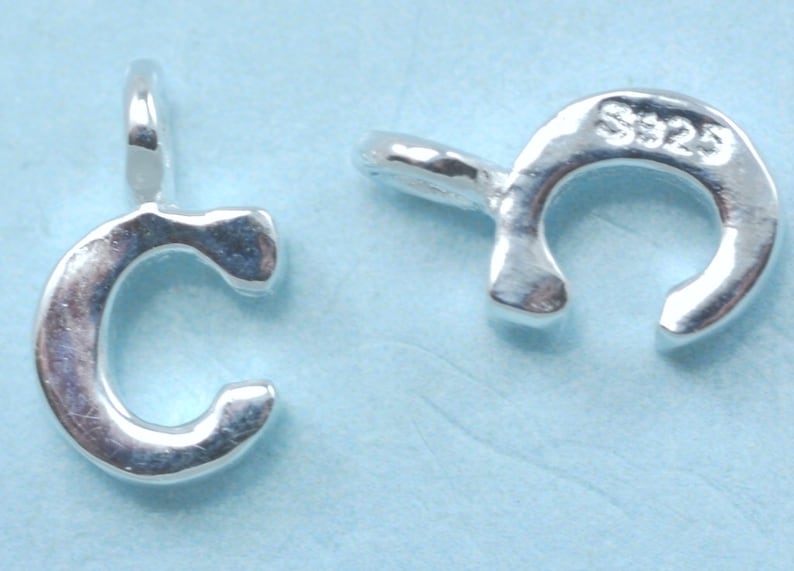 Petites lettres en argent sterling 925 , breloques alphabet . Initiales solides 925 authentiques C