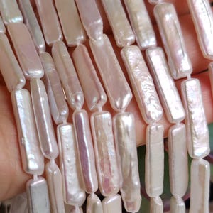 Könnte beinhalten: Handgefertigtes Holzschild mit dem handgeschriebenen Wort "Welcome". Das Schild ist weiß lackiert mit einem Used-Look, und ein kleines grünes Blatt ist oben befestigt. Für den Innen- und Außenbereich geeignet.