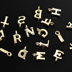Or vermeil minuscules lettres en argent sterling 925 , breloques alphabet . Initiales solides 925 authentiques
