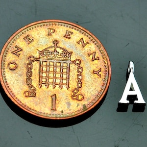 Petites lettres en argent sterling 925 , breloques alphabet . Initiales solides 925 authentiques A