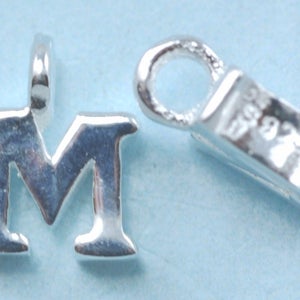 Petites lettres en argent sterling 925 , breloques alphabet . Initiales solides 925 authentiques M