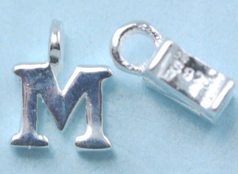 Petites lettres en argent sterling 925 , breloques alphabet . Initiales solides 925 authentiques M