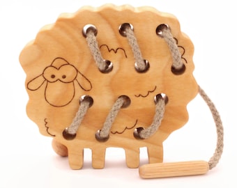 木製のひも通しおもちゃ。羊。子羊のおもちゃ。子供へのプレゼント。木のおもちゃ。学習玩具。