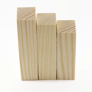 Set von 3 kleinen Holzhäuschen. Unfertiges Holzhaus. Kleines Naturhandwerk. Lieferungen für die Malerei Dekorieren