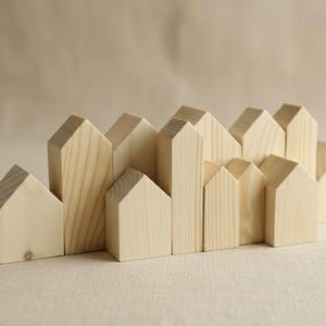 Set von 12 Holzhäusern. Unfertige Holzhäuser. Häuser zum anmalen zum ausmalen. Lot Holzhäuser
