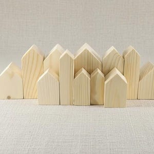 Set von 12 Holzhäusern. Unfertige Holzhäuser. Häuser zum anmalen zum ausmalen. Lot Holzhäuser