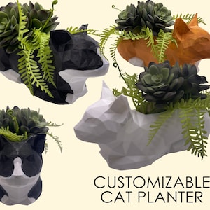 Puede incluir: Tres macetas de gato personalizables en blanco, negro y naranja con suculentas y helechos verdes. El texto "CUSTOMIZABLE CAT PLANTER" está en la parte inferior de la imagen.