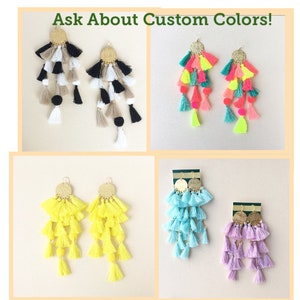 Puede incluir: Surtido de pendientes de borla coloridos con detalles dorados. Los pendientes est&aacute;n disponibles en negro y blanco, amarillo, azul y morado.