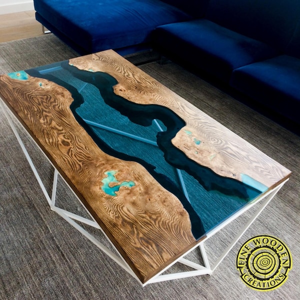 Esche "Blue Bay" Live Edge Fluss Couchtisch mit weißen Beinen Sockel