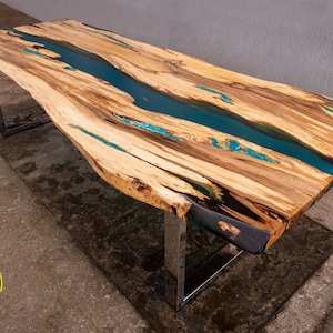 Live edge hars rivier eettafel met turkoois gloeiend hars / iepenhout