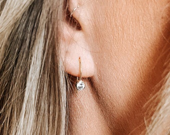 Boucles d'oreilles Dainty CZ Drop • Boucles d'oreilles pendantes en or • Boucles d'oreilles pendantes CZ • Boucles d'oreilles minuscules en or • Boucles d'oreilles Dainty