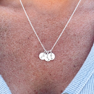 Dainty Birth Flower Disc Necklace • Tiny Birth Flower Necklace • Birth Flower Necklace • Birth Flower Jewelry • Birth Month Flower