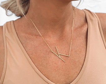 Halsband med stort initial • Halsband med initialer i sidled • Halsband med stort bokstav • Halsband med överdimensionerat bokstav • Halsband med valfritt bokstav
