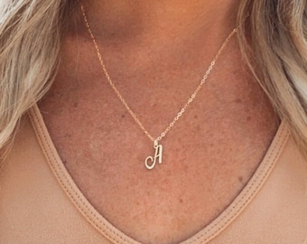 Un collar con inicial • Collar con letras pequeñas • Collar con inicial delicada • Collar con cualquier letra