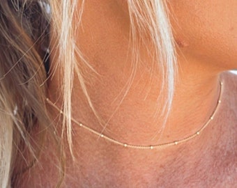 Collana girocollo satellitare • Collana girocollo in oro delicato • Collana girocollo con catena satellitare • Collana girocollo in argento sterling • Collana con catena sottile in oro