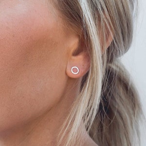 Open Circle Stud Earrings Minimalist Earrings Open Circle Earrings Dainty Earrings Circle Earrings Stud Earrings zdjęcie 3