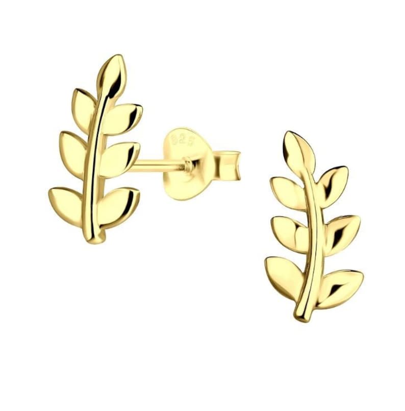 K&ouml;nnte beinhalten: Ein Paar goldene Blatt-Ohrstecker. Die Ohrringe sind aus 925er Sterlingsilber und mit 18 Karat Gold plattiert.