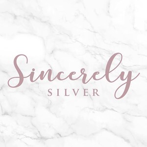 Pode incluir: Um fundo de m&aacute;rmore branco com o texto "Sincerely SILVER" em uma fonte cursiva rosa.