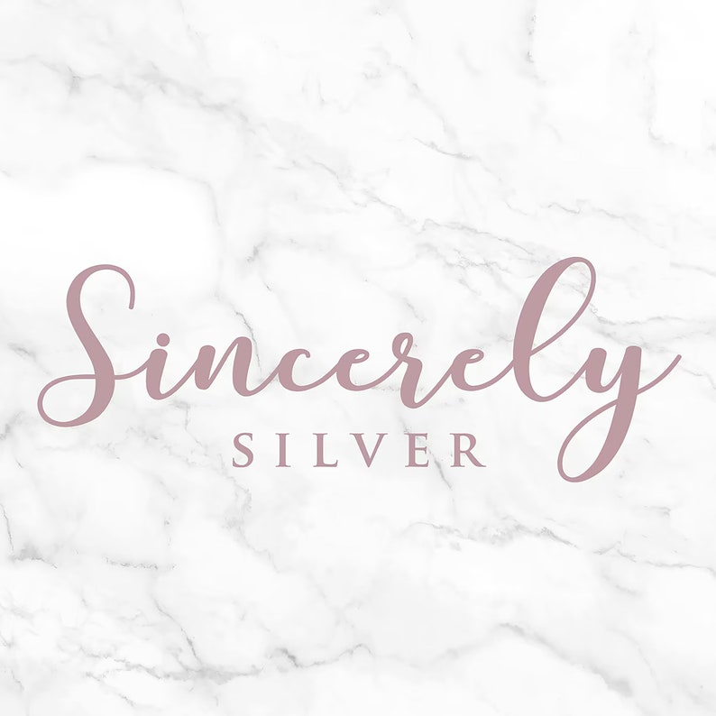 Pode incluir: Um fundo de m&aacute;rmore branco com o texto "Sincerely SILVER" em uma fonte cursiva rosa.