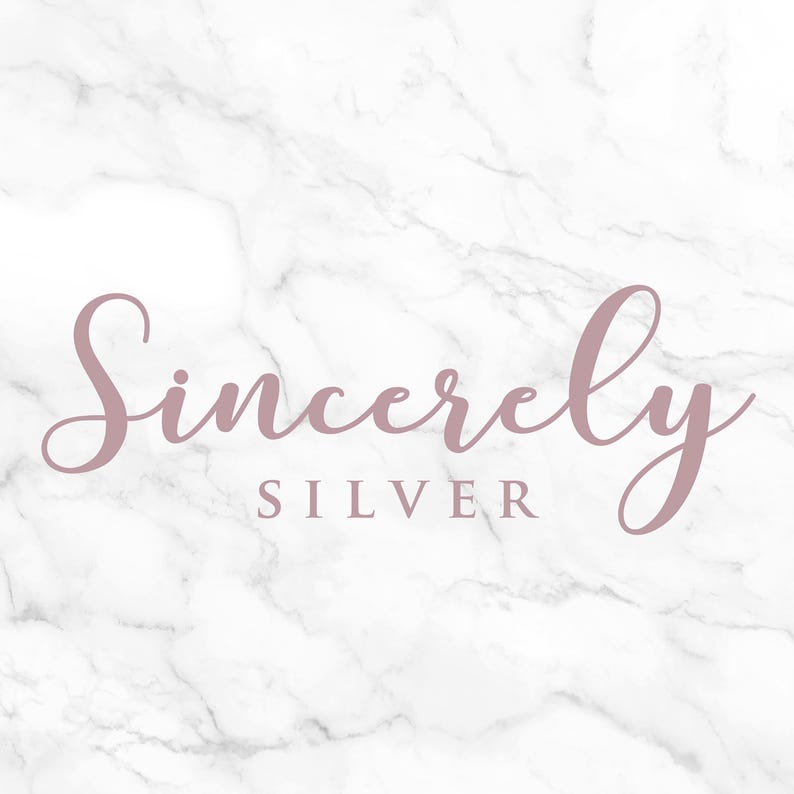 K&ouml;nnte beinhalten: Ein Marmorhintergrund mit den Worten "Sincerely SILVER" in einer mauvefarbenen Schrift. Das Wort "Sincerely" ist kursiv geschrieben, w&auml;hrend "SILVER" eine serifenlose Schriftart hat.