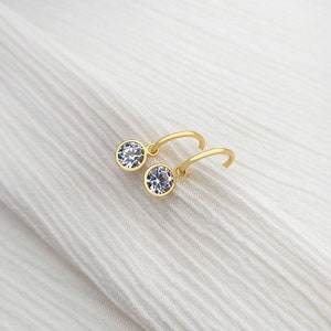 CZ Tropfen Huggie Hoop Ohrringe • Zierliche Baumeln Hoop Ohrringe • CZ Baumeln Hoop Ohrringe • Winzige Gold Ohrringe • Brautjungfer Geschenke