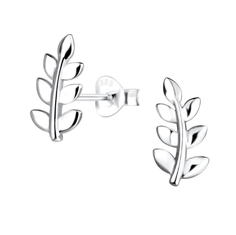 K&ouml;nnte beinhalten: Ein Paar silberne Ohrringe mit einem zarten Zweigdesign mit mehreren Bl&auml;ttern. Die Ohrringe sind mit "925" gekennzeichnet, was bedeutet, dass sie aus Sterlingsilber bestehen.