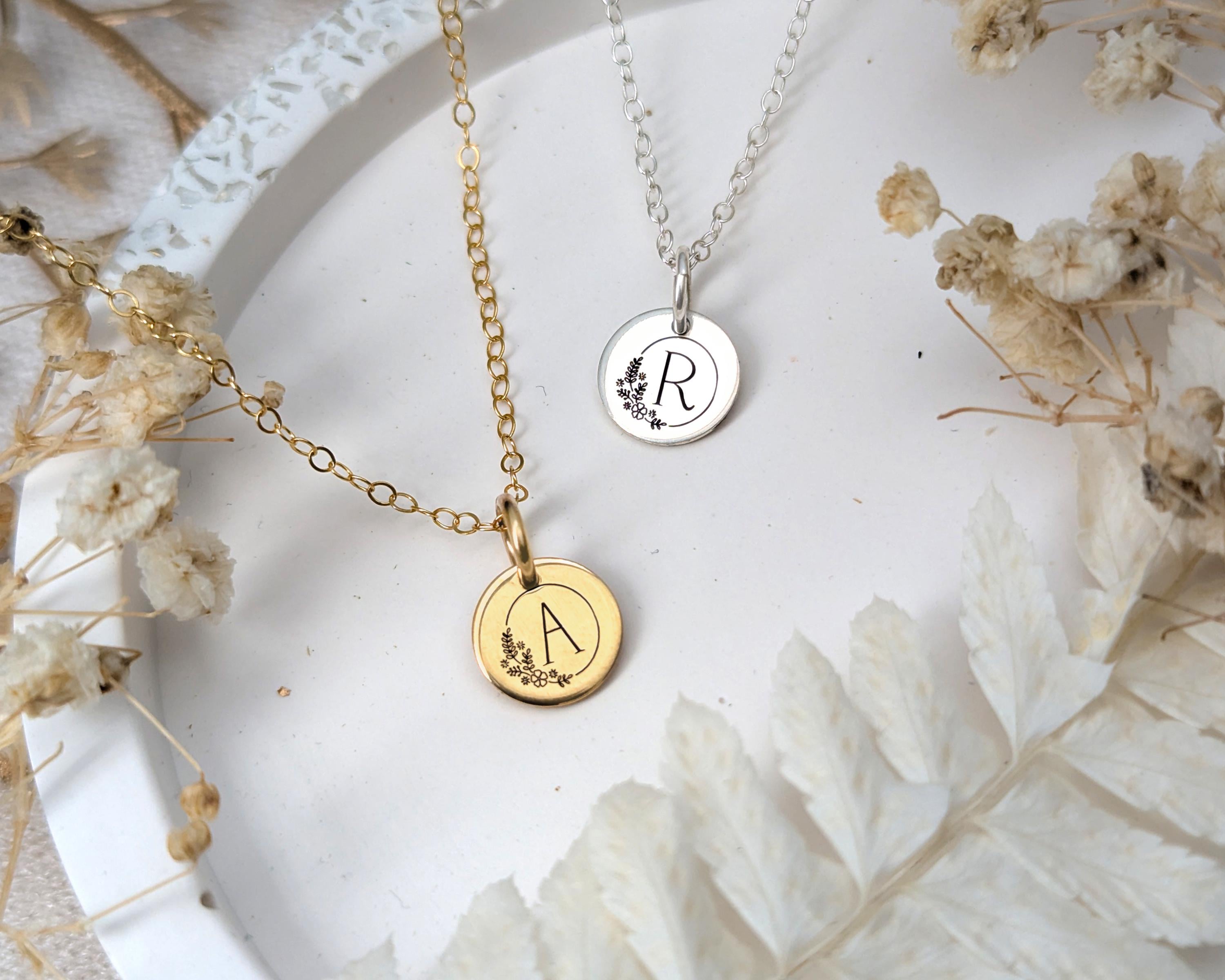 小さなイニシャルディスクネックレス • イニシャルネックレス • フラワーネックレス • 繊細なイニシャルネックレス •  パーソナライズされたディスクネックレス • イニシャルジュエリー - Etsy 日本