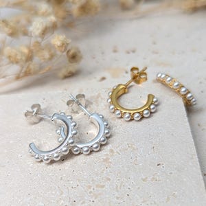 Pearl Huggie Hoop Earrings • Gold Pearl Huggies • Huggie Hoop Earrings • Pearl Earrings • Pearl Huggie Earrings