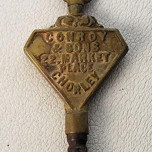 Reloj de bolsillo con llave de cuerda, antiguo cartel publicitario inglés, Conroy & Sons Chorley 30