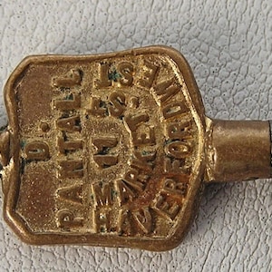 Reloj de bolsillo con cartel publicitario de la antigua Inglaterra. Llave de cuerda. Pantall Market St. 23