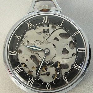 Fantastiskt vintage restaurerat Girard Perregaux Shell Oil Skelett servat fickur