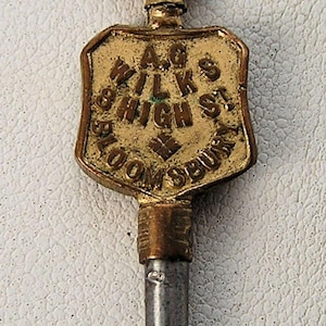 Reloj de bolsillo con llave de cuerda, antiguo cartel publicitario inglés, A.G. Wilks Bloomsbury 29