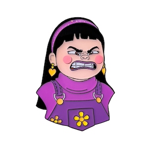 Peut inclure: Épinglette en émail violet représentant une fille de dessin animé aux cheveux noirs, portant un col roulé violet et une salopette avec des fleurs jaunes. Elle a le visage rose et fait la moue, la bouche ouverte.