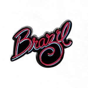 Könnte beinhalten: Schwarze und rote Emaille-Anstecknadel mit dem Wort "Brasilien" in einer stilisierten Schrift.