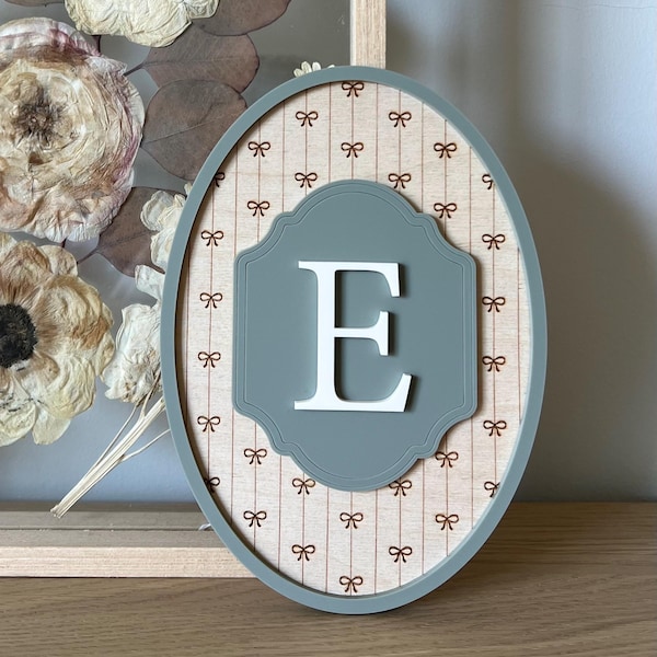 initiale monogramme d'inspiration vintage, décoration de chambre d'enfant, gardienne d'étagère, décoration de chambre de fille, floral, noeuds