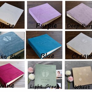 Pode incluir: Uma cole&ccedil;&atilde;o de &aacute;lbuns de fotos personalizados em v&aacute;rias cores, incluindo branco, roxo, roxo escuro, azul claro, azul, creme, vinho, verde claro e trigo. Cada &aacute;lbum apresenta texto em relevo e um design &uacute;nico, como pegadas de beb&ecirc; ou de patas.