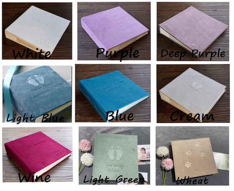 Pode incluir: Uma cole&ccedil;&atilde;o de &aacute;lbuns de fotos personalizados em v&aacute;rias cores, incluindo branco, roxo, roxo escuro, azul claro, azul, creme, vinho, verde claro e trigo. Cada &aacute;lbum apresenta texto em relevo e um design &uacute;nico, como pegadas de beb&ecirc; ou de patas.