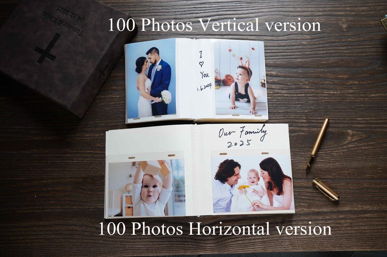 Pode incluir: Um &aacute;lbum de fotos castanho escuro com um desenho de cruz e o texto "100 Photos Vertical version". O &aacute;lbum est&aacute; aberto, exibindo fotos de fam&iacute;lia e notas manuscritas. Uma caneta dourada repousa sobre uma superf&iacute;cie de madeira.