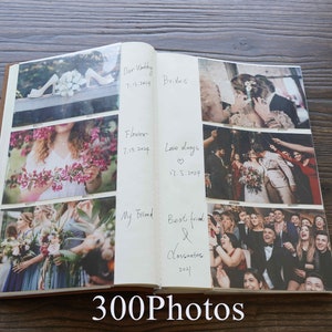 Pode incluir: &Aacute;lbum de fotos aberto com fotos de casamento. O &aacute;lbum &eacute; marrom com p&aacute;ginas brancas e cont&eacute;m v&aacute;rias fotos com legendas manuscritas. O texto "300Photos" est&aacute; na parte inferior do &aacute;lbum.