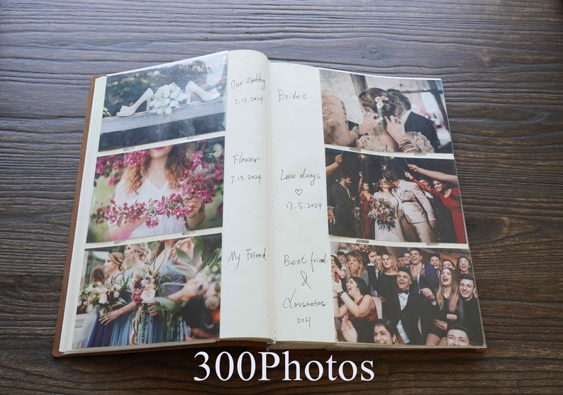 Pode incluir: &Aacute;lbum de fotos aberto com fotos de casamento. O &aacute;lbum &eacute; marrom com p&aacute;ginas brancas e cont&eacute;m v&aacute;rias fotos com legendas manuscritas. O texto "300Photos" est&aacute; na parte inferior do &aacute;lbum.