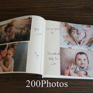 Pode incluir: &Aacute;lbum de fotos aberto com fotos de fam&iacute;lia e notas manuscritas. O &aacute;lbum inclui fotos de uma crian&ccedil;a e membros da fam&iacute;lia. O texto "200Photos" &eacute; vis&iacute;vel na parte inferior do &aacute;lbum.