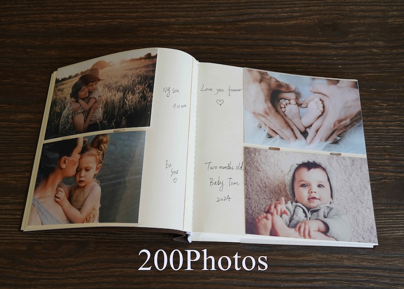 Pode incluir: &Aacute;lbum de fotos aberto com fotos de fam&iacute;lia e notas manuscritas. O &aacute;lbum inclui fotos de uma crian&ccedil;a e membros da fam&iacute;lia. O texto "200Photos" &eacute; vis&iacute;vel na parte inferior do &aacute;lbum.