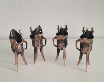 Vintage-Set von 4 Kupfer-Aschenbecher Zigarren-Aschenbecher mit mittelalterlicher Szene, Sammlerstücke Figuraler Zigarren-Aschenbecher, Sammlung Aschenbecher Kupfer asiatisch