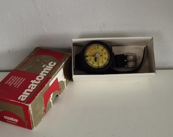 Reloj de buceo vintage anatómico Dive Dynamics con profundímetro en metros, montaje en muñeca, fabricado en Suiza, con caja.