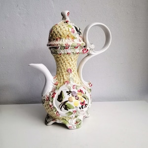 Vintage porslin keramik bassano italien tekanna, gul kant Italien stor vit, stor italiensk Capodimonte kaffekanna med rosor sagolik