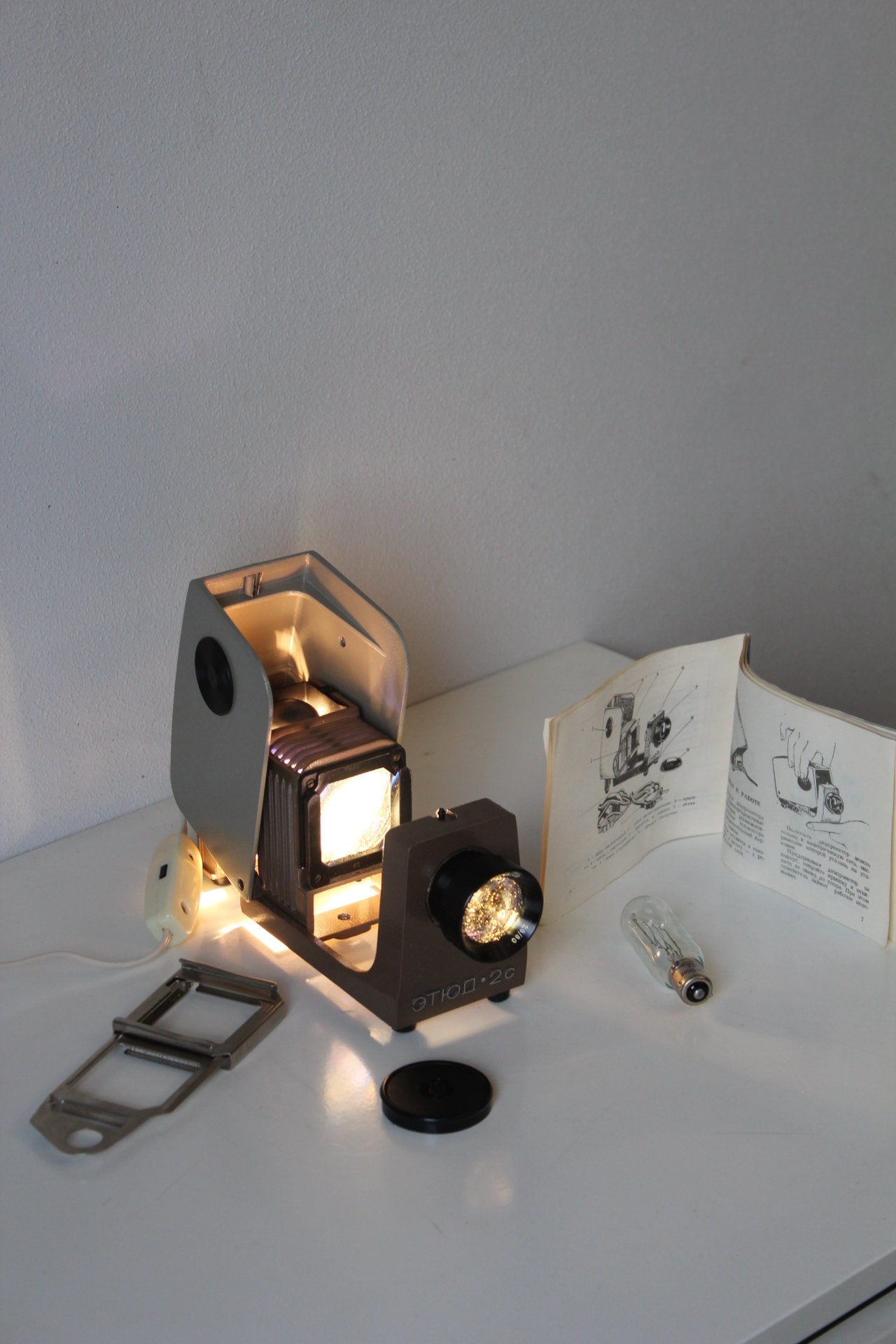 Projecteur Diapositives Vintage URSS – Etude-2c, Technointorg, Fonctionnel