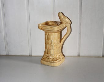 希少なヴィンテージのウェイド社製イギリス製セラミック、大きなクリームイエローの鳥がレンガの上に乗った花柄のバスフィーダー、ウォータージャグ、ピッチャー